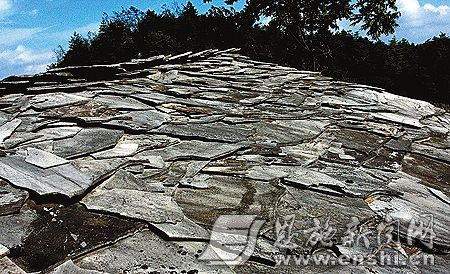 天然的石板瓦是什么樣子?來看看黑山地區(qū)的石板瓦